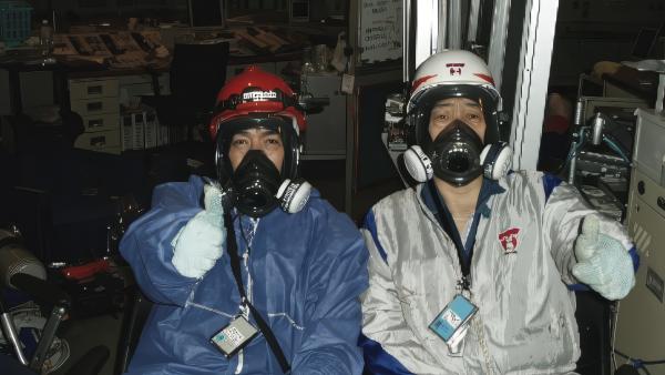Bild 1 von 4: Heldentum oder Pflichterfüllung? Arbeiter im Atomkraftwerk Fukushima Daiichi kurz nach der Atomkatastophe am 11. März 2011