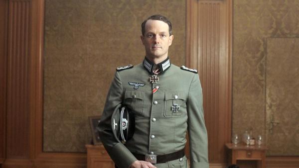 Bild 1 von 8: Im Bild: Dem Leiter der Gefängnisanstalt Stein, Franz Kodré, wird eine humanere Auslegung eines Befehls zum Verhängnis. Seine Verhaftung angeordnet hat Anton Wilthum,