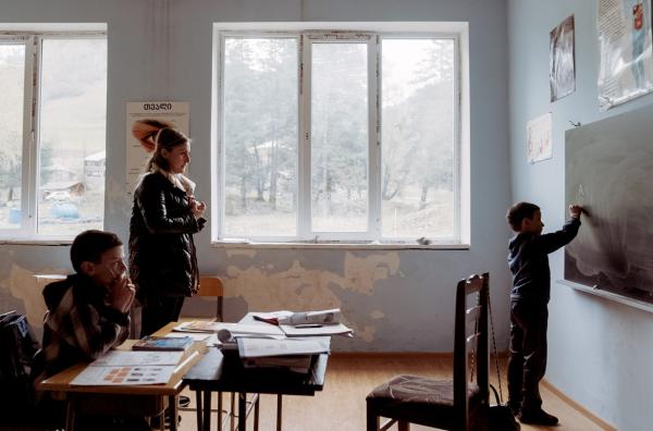 Bild 1 von 6: Englischunterricht in Kala, einem kleinen, fast 2.000 Meter hoch gelegenen Dorf in Georgien: Nur 17 Schüler besuchen die Schule.