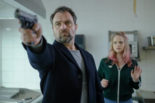 Bild 1 von 20: Im Bild: Hans Wallentin (Juergen Maurer) zeigt seiner Geisel Ella (Lili Epply), dass seine Waffe geladen ist.
