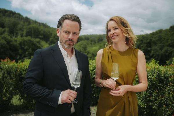 Bild 1 von 29: Alexander Eichen (Matthias Brüggenolte, l.); Felicitas Eichen (Simone Hanselmann, r.)