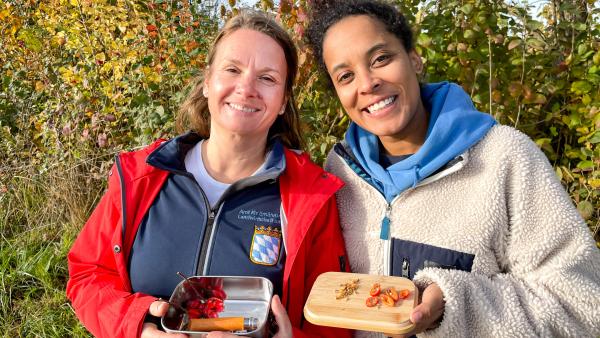 Bild 1 von 5: Wildlebensraumberaterin Franziska hilft Pia dabei, in der Hecke die Zutat für ein natürliches Juckpulver zu finden. (Dr. Franziska Müller-Waldeck)
© BR/Text und Bild Medienproduktion GmbH & Co. KG/Marcella Müller - Honorarfreie Verwendung gemäß AGB im redaktionellen Zusammenhang mit genannter Sendung bei Nennung \