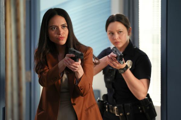 Bild 1 von 3: Während der nervenaufreibenden Suche nach dem kriminellen Pärchen erzielen Lopez (Alyssa Diaz, l.) und Chen (Melissa O'Neil, r.) endlich den Durchbruch, auf den Lopez gewartet hat.