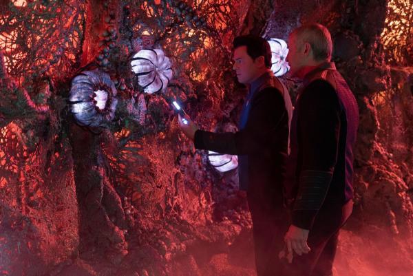 Bild 1 von 6: Captain Ed Mercer (Seth MacFarlane, l.); Admiral Christie (James Read, r.)