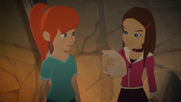 Bild 1 von 4: Durch Lassies Hilfe haben Zoé (l.) und Samantha einen wichtigen Hinweis gefunden, wo das gesuchte Objekt sein könnte.