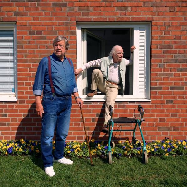 Bild 1 von 3: Julius Jonsson (Iwar Wiklander, r.); Allan Karlsson (Robert Gustafsson, r.)