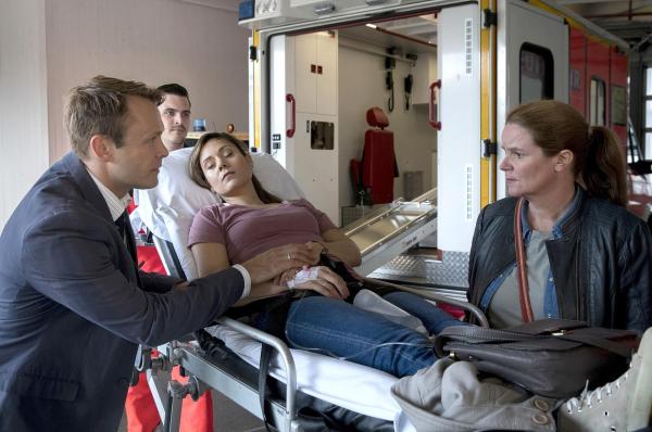 Bild 1 von 8: (v.l.n.r.) Lars Meckel (Matthias Ziesing); Yasmin Meckel (Sophie Dal); Gudrun Wohlers (Katrin Pollitt)