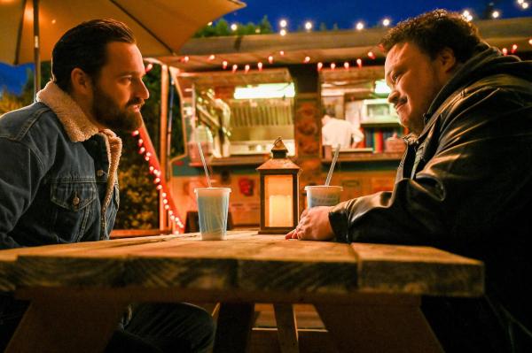 Bild 1 von 19: Im Bild (v.li.): Jake Johnson (Grey McConnell), Adrian Martinez (Tookie).