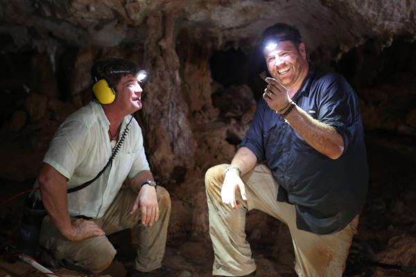 Bild 1 von 4: Josh Gates (r.)