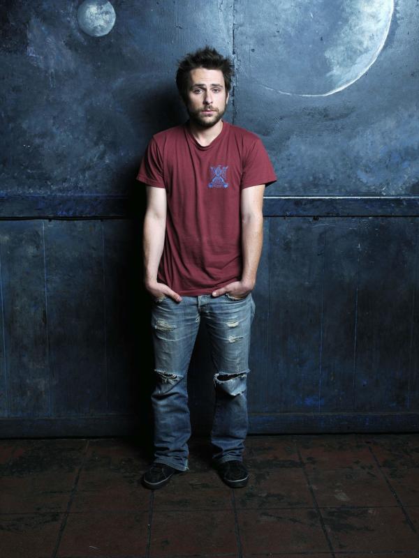 Bild 1 von 17: (1. Staffel) - Charlie Kelly (Charlie Day) legt auf Hygiene keinen besonderen Wert legt, ist stets pleite und verbringt viel Zeit mit Schnüffeln ...