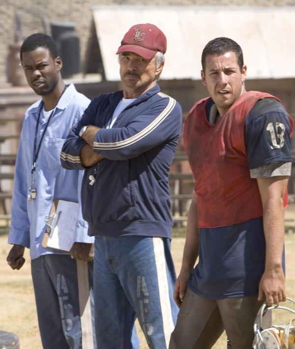 Bild 1 von 27: Gefängnisdirektor Hazen rechnet nicht damit, dass Paul (Adam Sandler, r.) einen eigenen Plan verfolgt. Mit Hilfe des gewieften Caretakers (Chris Rock, l.) und des alten Profis Nate (Burt Reynolds, M.) stellt er eine Mannschaft auf die Beine, die nur ein Ziel hat: den Wärtern auf dem Spielfeld eine deftige Abreibung zu verpassen ...