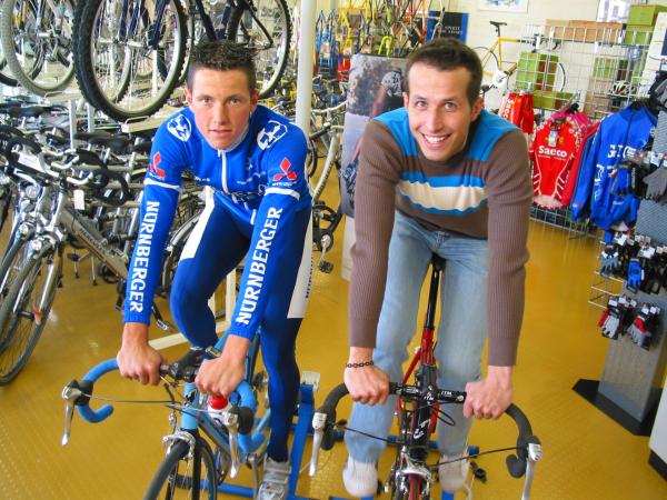 Bild 1 von 3: Willi (rechts) und Radrennprofi Christian Werner beim Wettrennen auf dem Hometrainer. Er bekommt Tipps zur richtigen Radlerausrüstung und zum Thema Fitness.