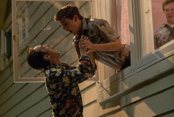 Bild 1 von 14: Augie (Joey Morgan, r.) kann es kaum glauben, aber überall warten Zombies, für die Ben (Tye Sheridan, M.) und er ein nettes Abendessen wären ...