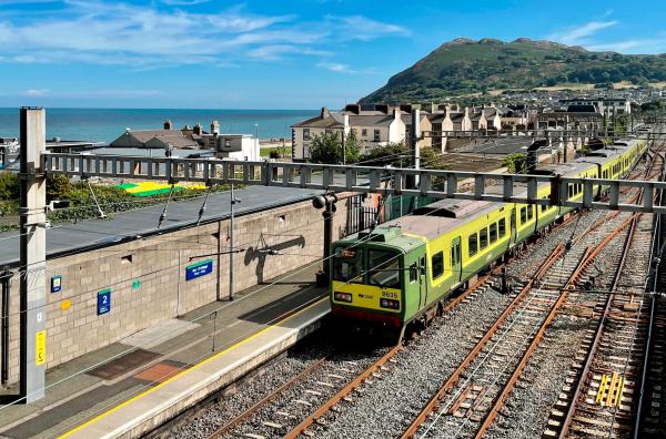 Bild 1 von 4: Der irische Nahverkehrszug DART verlässt Bray auf dem Weg zu den Klippen zwischen Greystones und Bray.