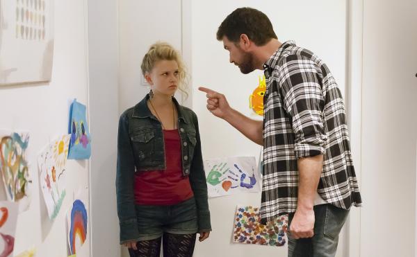 Bild 1 von 5: Max (Simon Böer) verbietet seiner Tochter Charlie (Sinje Irslinger), zu einer Party zu gehen.