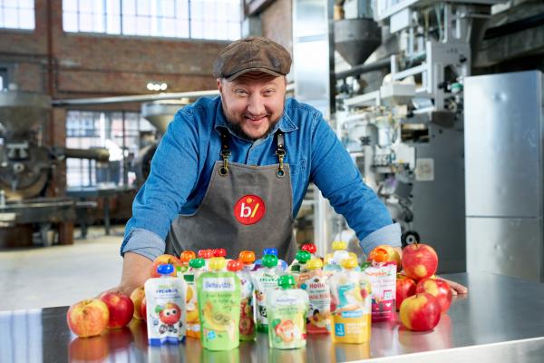 Bild 1 von 10: Sebastian Lege zeigt, wie die Lebensmittelindustrie Quetschies mit günstigem Apfel herstellt, richtig viel Geld verdient und dabei noch der Umwelt schadet.