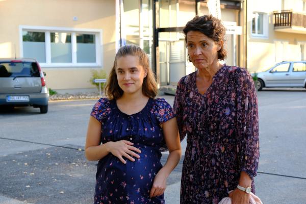 Bild 1 von 8: Regine Moosleitner (Ulrike Folkerts, r.) hat große Angst davor, dass ihrer Tochter Alina (Anne-Marie Lux, l.) das Baby weggenommen wird.