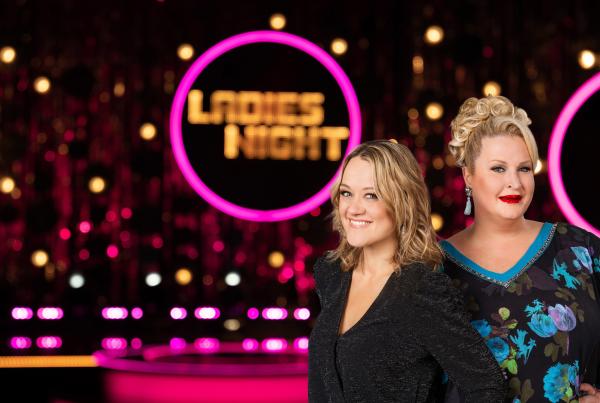 Bild 1 von 2: Die Gastgeberinnen Lisa Feller (l.) und Daphne de Luxe (r.).