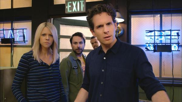 Bild 1 von 7: (v.l.n.r.) Dee Reynolds (Kaitlin Olson); Charlie Kelly (Charlie Day); Mac (Rob McElhenney); Dennis Reynolds (Glenn Howerton)