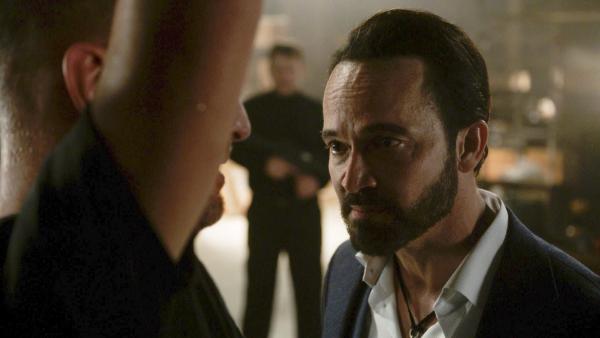 Bild 1 von 8: Der dubiose Kunsthändler Lemaire (Roger Floyd), der für das Handeln mit Fälschungen berüchtigt ist, hat die Phoenix Agenten in der Mangel - können sie den Spieß noch umdrehen?