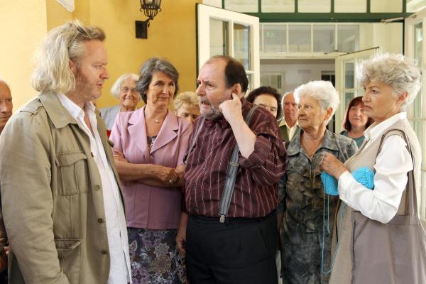 Bild 1 von 38: Im Bild (v.li.): Gregor Seberg (Helmuth Nowak), Linde Prelog (Frau Krell), Manfred Schmid (Herr Lipnicky).