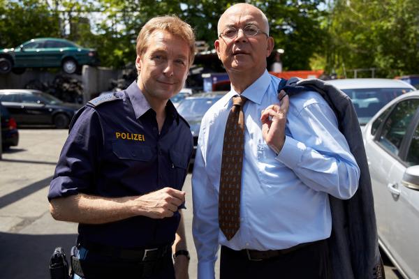 Bild 1 von 6: Hauptmeister Michi Mohr (Max Müller, l.) führt Polizeidirektor Gert Achtziger (Alexander Duda, r.) zum Tatort.