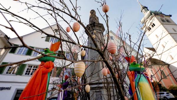 Bild 1 von 2: Im Bild: Geschmückter Osterbrunnen in Bischofszell (CH) - dort gibt es insgesamt 23 geschmückte Osterbrunnen zu sehen.