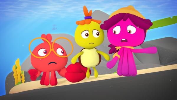 Bild 1 von 1: Fin, Tuts und Maari (von links nach rechts) stehen besorgt vor der tiefen Abgrundschlucht