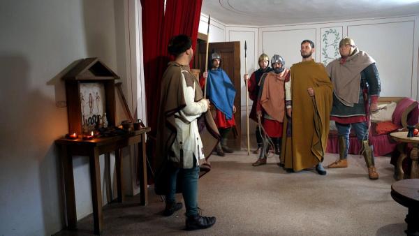 Bild 1 von 12: Im Bild: Spielszene Der Stadthalter verhört Florian (Darsteller Geza Frank).