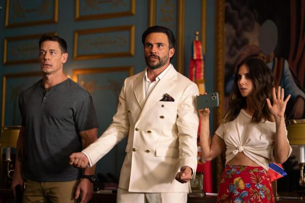 Bild 1 von 3: (v.l.n.r.) Mason Pettits (John Cena); Präsident Juan Venegas (Juan Pablo Raba); Claire Wellington (Alison Brie)