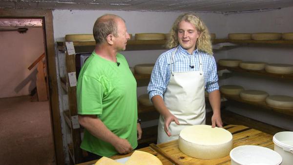 Bild 1 von 6: Im Bild: Harry Prünster auf der Schaunbergalm, mit Senner Herwig Antensteiner.