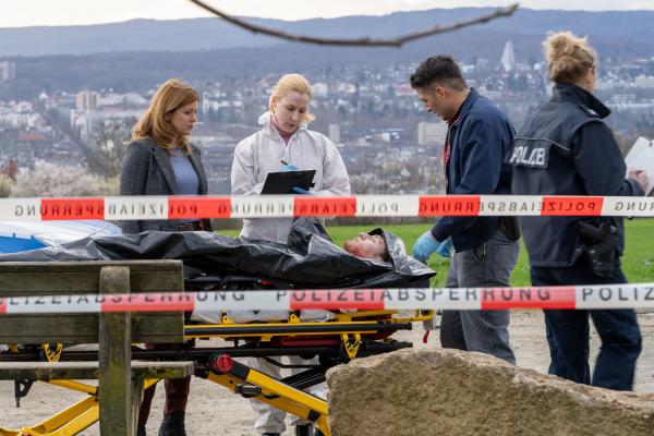 Bild 1 von 9: Dr. Judith Engel (Astrid Posner, 2.v.l.) gibt Hauptkommissarin Kerstin Klar (Fiona Coors, l.) und Oberkommissar Max Fischer (Max Hemmersdorfer, 2.v.r.) erste Informationen zu einem neuen Todesfall.