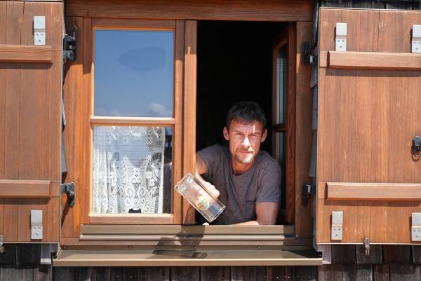 Bild 1 von 2: Trockenheit in den Alpen: Hüttenwirt Daniel Peyerl blickt besorgt in die Zukunft.