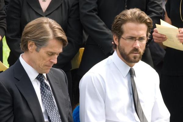 Bild 1 von 4: Charles Taylor (Willem Dafoe, l.); Michael Taylor (Ryan Reynolds, r.)