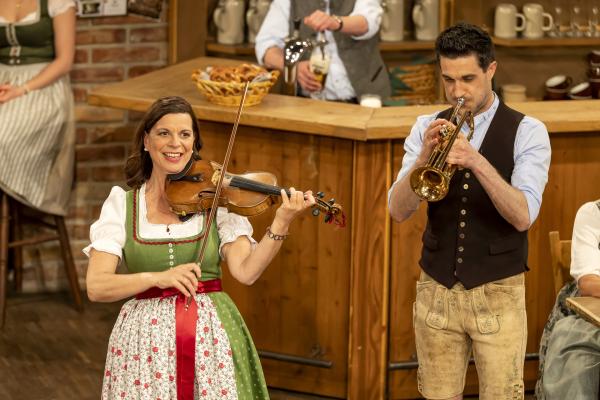 Bild 1 von 3: Durch einen Abend voller guter Laune führen Traudi Siferlinger und Dominik Glöbl mit Elan und Esprit.