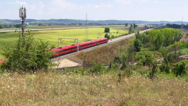 Bild 1 von 3: Der Italo EVO auf seinem Weg durch eine typische italienische Landschaft.