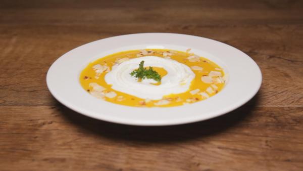 Bild 1 von 1: Vorspeise: Kürbis-Kartoffel-Suppe.