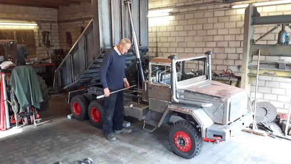 Bild 1 von 3: Hans-Jürgen Wessels baut funktionstüchtige Modelle von Trucks und Traktoren im Maßstab 1:2.