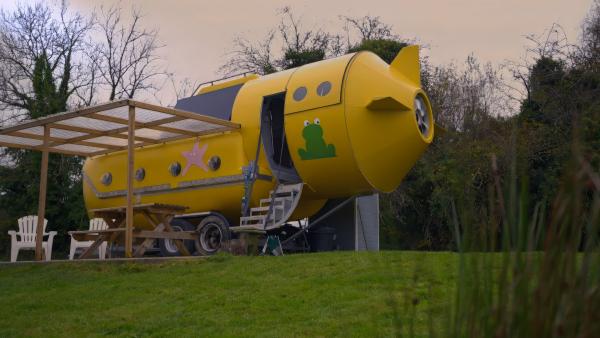 Bild 1 von 5: Yellow Submarine: In diesem ausgebauten Rettungsboot können vier Gäste übernachten.