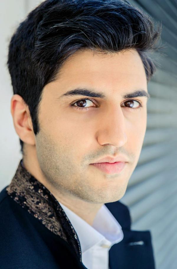 Bild 1 von 2: Kian Soltani, österreichischer Cellist mit iranischen Wurzeln, ist einer der beiden Solisten beim Konzert des West-Eastern Divan Orchestra in Salzburg.