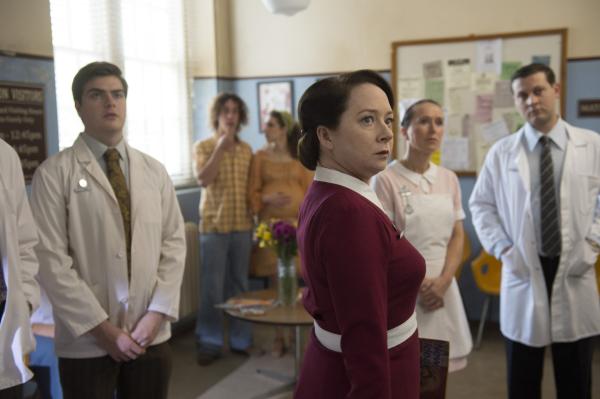 Bild 1 von 4: Oberschwester Frances (Mandy McElhinney)