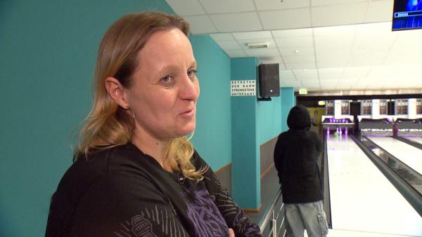 Bild 1 von 7: Farina (39), Mike und Jonas verbringen gemeinsame Zeit auf der Bowlingbahn