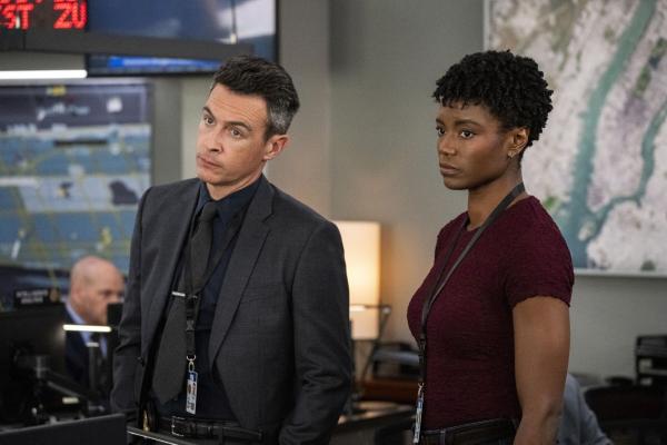 Bild 1 von 5: Stuart Scola (John Boyd, l.); Tiffany Wallace (Katherine Renee Kane, r.)