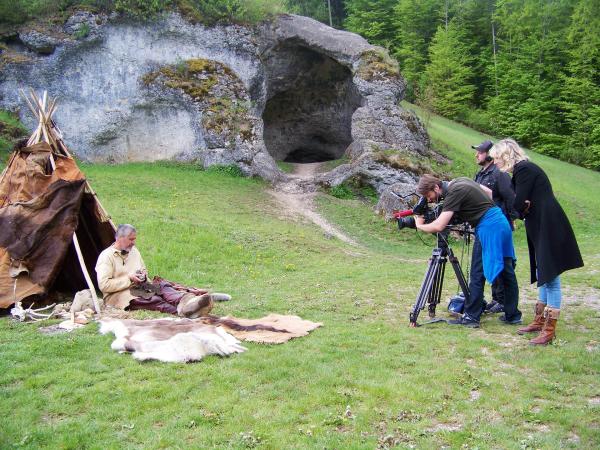 Bild 1 von 15: Im Bild: Dreharbeiten bei der Fundhöhle Petersfels mit dem Experimental-Archäologen Rudolf Walter und dem ORF-Team (Kamera: Daniel Andrei, PT Philipp Dörler).