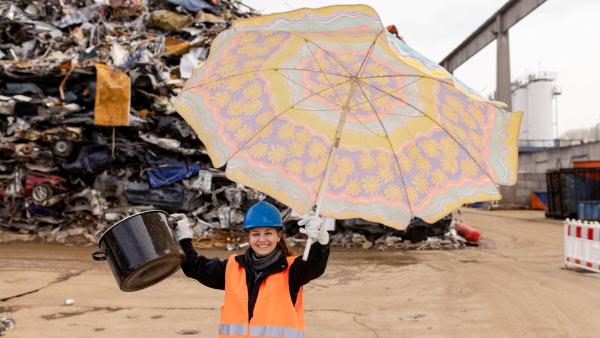 Bild 1 von 5: Checkerin Marina ist auf einem Schrottplatz unterwegs und schaut sich an, wie Schrott weiterverarbeitet wird.
