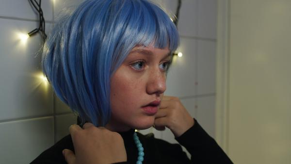 Bild 1 von 3: Tara (Maya Ystenes) hat versucht, sich bei Ylva zu entschuldigen, doch die hat abgeblockt. Als Tara hört, dass Ylva sogar die Klasse wechseln will, fasst sie einen Entschluss und geht demonstrativ in Ylvas Anime-Aufzug aufs Schulfest.© ZDF/NRK Super - Honorarfreie Verwendung gemäß AGB im redaktionellen Zusammenhang mit genannter Sendung bei Nennung \