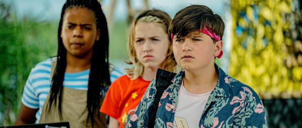 Bild 1 von 3: Noor (Maja Azila), Ella (Cécile Enthoven) und Sammy (Arthur Hermans) versuchen zu verstehen, was gerade passiert.