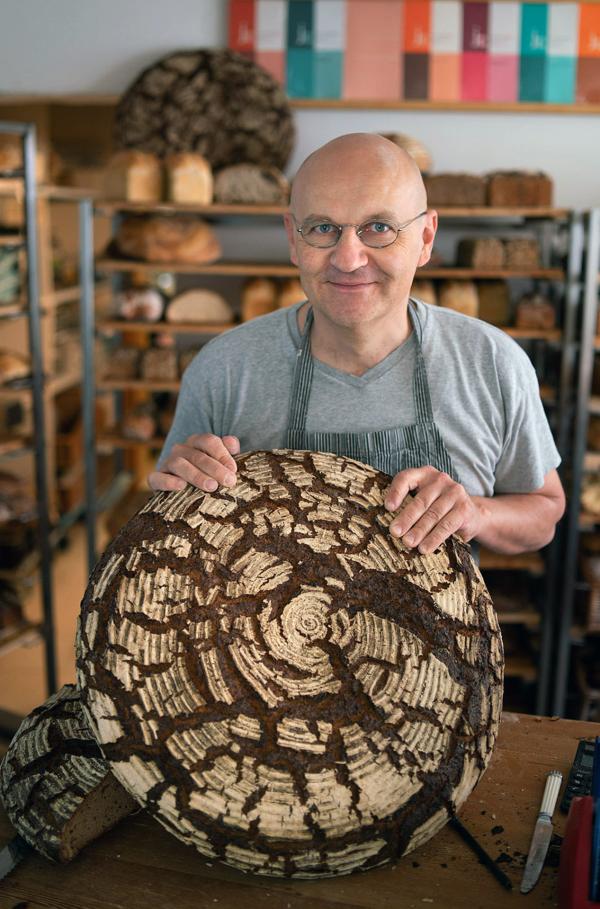 Bild 1 von 5: Arnd Erbel, aus dem Aischtal in Franken, führte seine traditionelle Bäckerei, in der seit 1650 niemals der Ofen ausging, in eine ökologische und gesunde Zukunft.