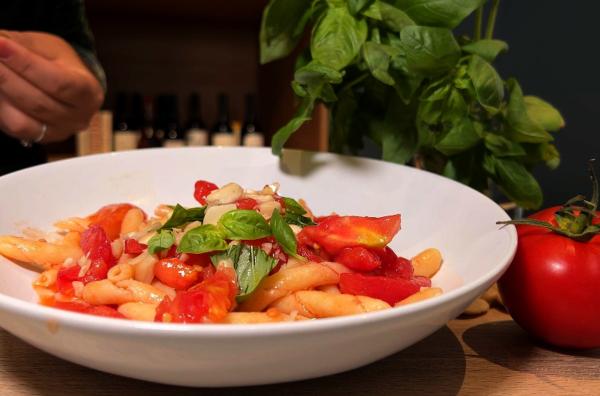 Bild 1 von 4: Für das typisch sizilianische Pesto werden Knoblauch, Basilikum, Mandeln und geschälte Tomaten in Olivenöl zerstoßen und dann mit Busiate-Nudeln angerichtet.