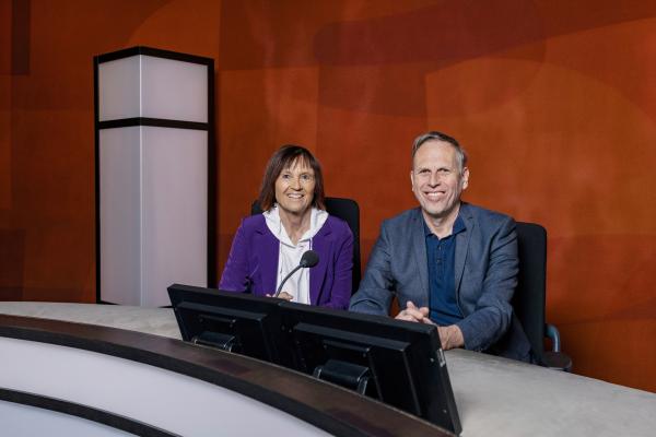 Bild 1 von 2: Moderatorin Christine Krueger und Moderator Achim Bogdahn im Tagesgespräch-Studio.